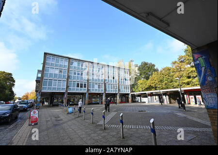 Jardine Crescent negozi sulla collina di piastrelle a Coventry il 4 novembre 2019. Foto Stock