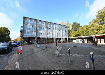 Jardine Crescent negozi sulla collina di piastrelle a Coventry il 4 novembre 2019. Foto Stock