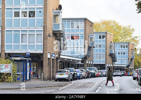 Jardine Crescent negozi sulla collina di piastrelle a Coventry il 4 novembre 2019. Foto Stock