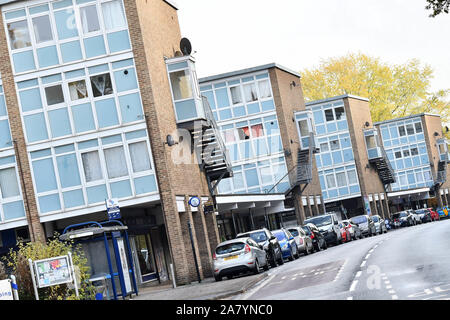 Jardine Crescent negozi sulla collina di piastrelle a Coventry il 4 novembre 2019. Foto Stock