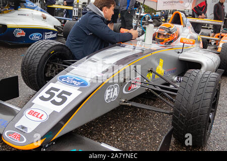 Carter Williams colloqui con membri del team prima della prima gara della giornata. British F4. Ultimo fine settimana di gara della stagione. Brands Hatch, 12 Ottobre 2019 Foto Stock