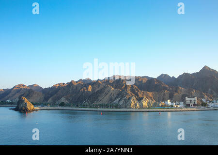 Costa rocciosa circondata da montagne man mano che si avvicina la città di Muscat Oman, Medio Oriente. Foto Stock