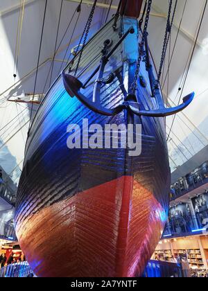 Nave polare Fram utilizzato da explorer Roald Amundsen in spedizioni polari in città europea di Oslo in Norvegia - verticale Foto Stock