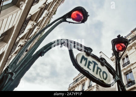 Ingresso al una stazione sotterranea della metropolitana di Parigi progettato da Hector Guimard in stile Art Nouveau, Parigi Francia. Foto Stock