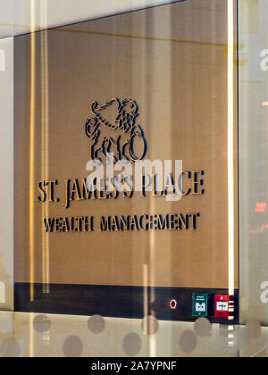 St James's Place Wealth Management company nella città di Londra il quartiere finanziario. Foto Stock