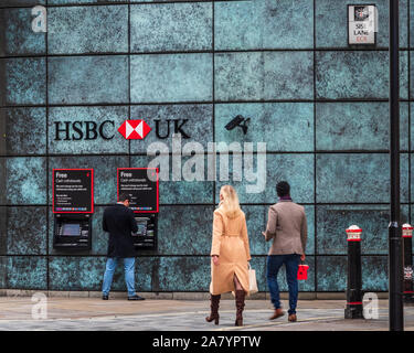 HSBC Bank London - i clienti utilizzano i bancomat HSBC/HSBC presso la filiale di Queen Victoria Street nel quartiere finanziario della City of London. Foto Stock