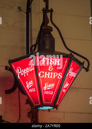 Fish & Chip Shop segno - Vecchio insegna al di fuori di papaveri pesce e patatine negozio vicino a Spitalfields Market nell'East End di Londra Foto Stock