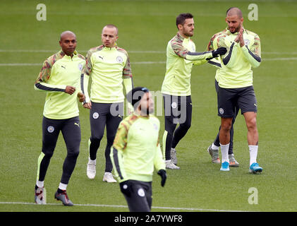 Manchester City's Fernandinho, Angelino, Bernardo Silva e Kyle Walker (da sinistra a destra) durante una sessione di formazione presso il City Football Academy, Manchester. Foto Stock