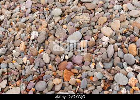 Pietre lisce sfondo texture. Pietre arrotondate sull Oceano Atlantico costa. Foto Stock