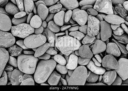 Pietre lisce sfondo texture. Pietre arrotondate sull Oceano Atlantico costa. Foto Stock