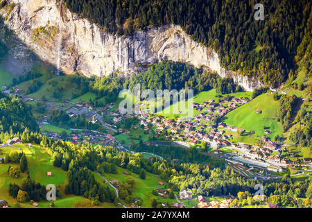 Valle di Lauterbrunnen, cascata e le montagne delle Alpi svizzere, Svizzera antenna vista autunno nella regione della Jungfrau Foto Stock