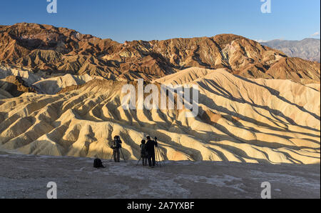 I fotografi scattano foto di Zabriskie Point di sunrise, situata ad est della Death Valley nel Parco Nazionale della Valle della Morte, California, Stati Uniti d'America. Foto Stock