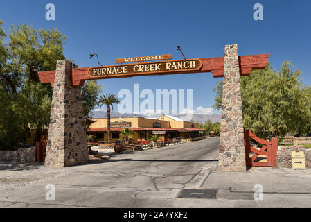 Forno Creek, California/USA - 7 Maggio 2017: entrata principale di Furnace Creek Ranch nel Parco Nazionale della Valle della Morte che offre sistemazioni in hotel. Foto Stock