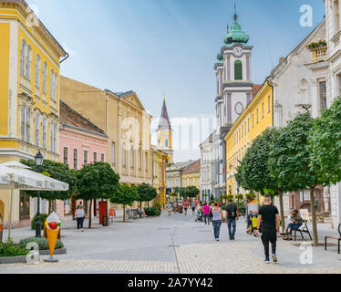 Via pedonale la chiesa cistercense barocca con turisti e locali a piedi in un'estate a Szekesfehervar, Ungheria. Preso il 25 agosto 2018 Foto Stock