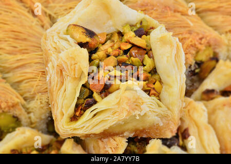 Arabo baklava con pistacchi. Close up macro shot. Foto Stock