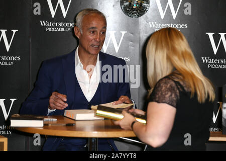 La Andrew Ridgeley libro firma a Waterstones Piccadilly offre: Andrew Ridgeley dove: Londra, Regno Unito quando: 05 Ott 2019 Credit: Mario Mitsis/WENN.com Foto Stock