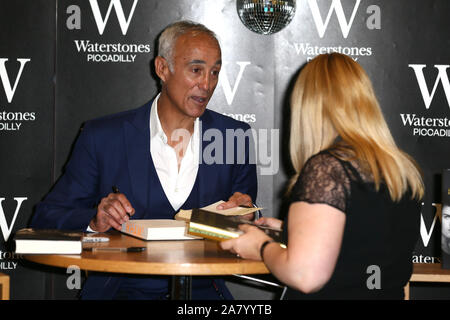 La Andrew Ridgeley libro firma a Waterstones Piccadilly offre: Andrew Ridgeley dove: Londra, Regno Unito quando: 05 Ott 2019 Credit: Mario Mitsis/WENN.com Foto Stock