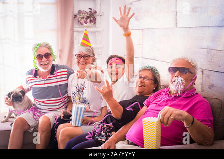Festa di carnevale compleanno o le attività per il tempo libero a casa per le generazioni miste caucasico famiglia persone divertirsi insieme al -nonni e nipote in Foto Stock