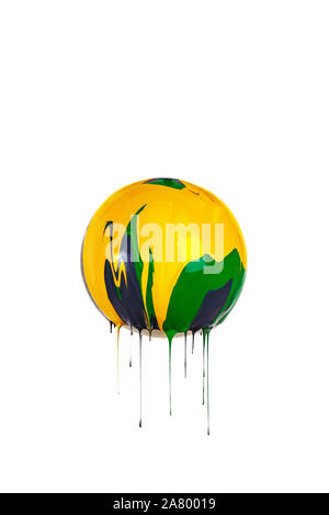 Sfera ricoperta di vernice. multi-vernice colorata che scorre verso il basso da una sfera isolata su uno sfondo bianco Foto Stock