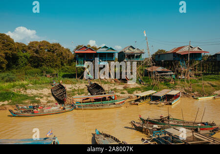 Villaggio galleggiante di barche sul fiume in Cambogia vicino Comitato Bang e lago Tonle Sap Foto Stock