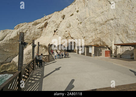 Israele, Rosh Hanikra, capo delle grotte è una formazione geologica che si trova sulla costa del Mar Mediterraneo, nella Galilea occidentale vicino al borde Foto Stock