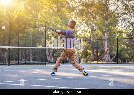 Australian ragazzo giocando a tennis presso tribunale aperto in Sud Australia Foto Stock