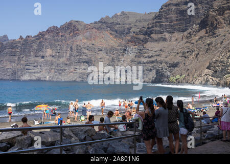 I turisti sulla spiaggia di Los Guios dalle scogliere di Los Gigantes, Tenerife, Isole Canarie, Spagna Foto Stock