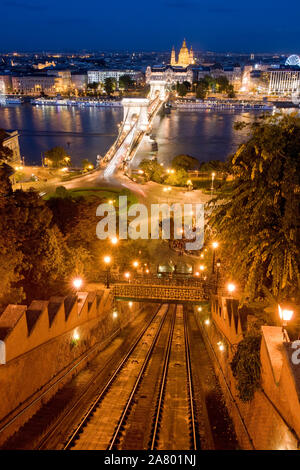 Vista notturna e luci della Funicolare Castle Hill di Budapest e ferroviarie Széchenyi Chain Bridge Foto Stock