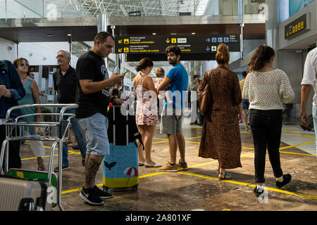 Passeggeri e persone in attesa di arrivi nell'edificio del terminal al Reina Sofia aeroporto di Tenerife Sur, Tenerife, Isole Canarie, Spagna Foto Stock