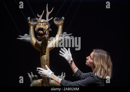 Bonhams, Londra, Regno Unito. 5 novembre 2019. La bella arte cinese vendita, svoltasi nel corso di arte asiatica settimana a Londra nella vista a Bonhams New Bond Street, presentare quasi 180 ceramiche cinesi, opere d'arte e dipinti che coprono oltre duemila anni della Cina Imperiale di Repubblica e storia, prima della vendita il 7 novembre. Immagine: una grande imperial gilt-bronzo repoussé modello di cinque-artigliato dragon, secoli XVIII e XIX, preventivo: £8,000-12,000. Credito: Malcolm Park/Alamy Live News. Foto Stock