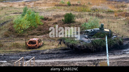 Bergen, Germania. Undicesimo oct, 2019. Un Puma di combattimento della fanteria veicolo delle forze armate tedesche, unità sul campo di addestramento durante la formazione Informazioni di esercizio delle operazioni di Terra 2019. Credito: Philipp Schulze/dpa/Alamy Live News Foto Stock