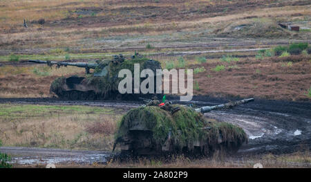 Bergen, Germania. Undicesimo oct, 2019. Esercito Tedesco semoventi obici del tipo Panzerhaubitze 2000, sono la guida sul campo di addestramento durante la formazione Informazioni di esercizio delle operazioni di Terra 2019. Credito: Philipp Schulze/dpa/Alamy Live News Foto Stock