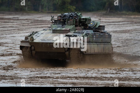 Munster, Germania. Undicesimo oct, 2019. Un Marder tipo fanteria corazzata veicolo di combattimento delle forze armate tedesche rigidi in tutta la zona di formazione durante la formazione Informazioni di esercizio delle operazioni di Terra 2019. Credito: Philipp Schulze/dpa/Alamy Live News Foto Stock