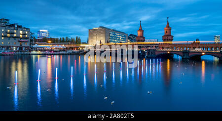 Installazione di luce al fiume Sprea lungo l'ex confine DDD A BERLINO |Lichtinstallation aus Neonstab-Bojen vom Künstler Rainer W. Gottemeier in der Foto Stock