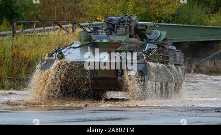 Munster, Germania. Undicesimo oct, 2019. Un Marder fanteria tipo veicolo di combattimento delle forze armate tedesche aziona attraverso un bacino di acqua durante la formazione Informazioni di esercizio delle operazioni di Terra 2019. Credito: Philipp Schulze/dpa/Alamy Live News Foto Stock