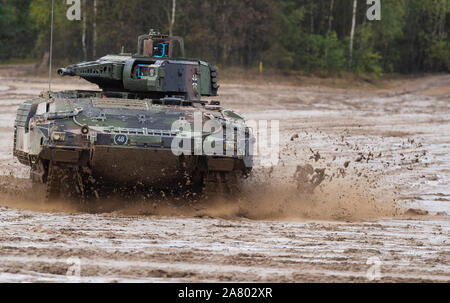 Munster, Germania. Undicesimo oct, 2019. Un Puma di combattimento della fanteria veicolo delle forze armate tedesche di unità al di sopra della zona di formazione durante la formazione Informazioni di esercizio delle operazioni di Terra 2019. Credito: Philipp Schulze/dpa/Alamy Live News Foto Stock