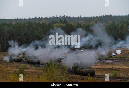 Bergen, Germania. Undicesimo oct, 2019. Esercito Tedesco semoventi obici del tipo Panzerhaubitze 2000, tiro al campo di addestramento durante la formazione Informazioni di esercizio delle operazioni di Terra 2019. Credito: Philipp Schulze/dpa/Alamy Live News Foto Stock