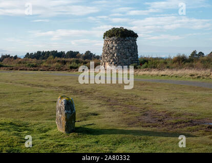 Il Clan monumento di pietra e il campo di battaglia di Culloden memorial cairn, Culloden Moor, Inverness. Foto Stock