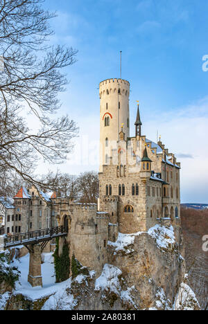 All'interno dei cancelli della winterly bellissimo Castello di Lichtenstein, Svevo, Baden-Württemberg, Germania. Foto Stock