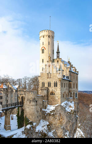 All'interno dei cancelli della winterly bellissimo Castello di Lichtenstein, Svevo, Baden-Württemberg, Germania. Foto Stock