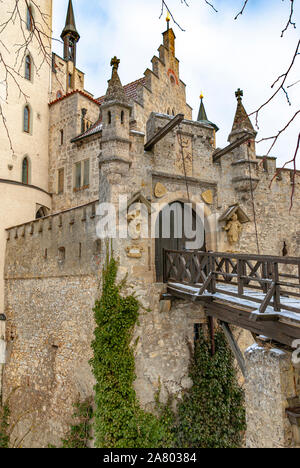 All'interno dei cancelli della winterly bellissimo Castello di Lichtenstein, Svevo, Baden-Württemberg, Germania. Foto Stock