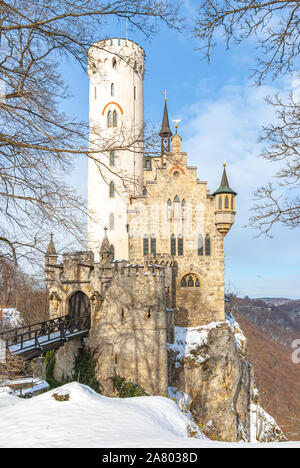 All'interno dei cancelli della winterly bellissimo Castello di Lichtenstein, Svevo, Baden-Württemberg, Germania. Foto Stock