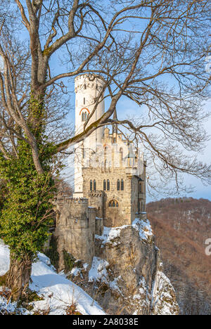 All'interno dei cancelli della winterly bellissimo Castello di Lichtenstein, Svevo, Baden-Württemberg, Germania. Foto Stock