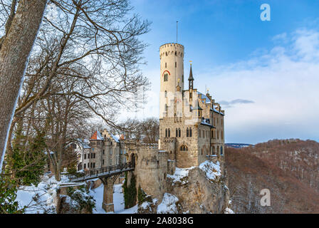 All'interno dei cancelli della winterly bellissimo Castello di Lichtenstein, Svevo, Baden-Württemberg, Germania. Foto Stock