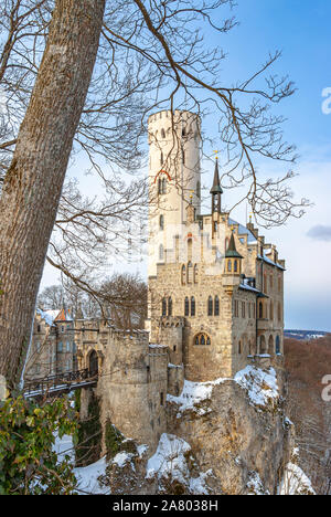 All'interno dei cancelli della winterly bellissimo Castello di Lichtenstein, Svevo, Baden-Württemberg, Germania. Foto Stock