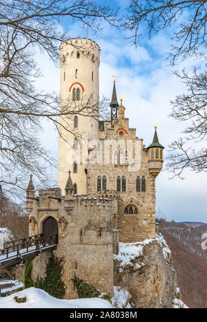 All'interno dei cancelli della winterly bellissimo Castello di Lichtenstein, Svevo, Baden-Württemberg, Germania. Foto Stock