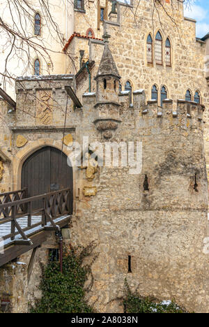 All'interno dei cancelli della winterly bellissimo Castello di Lichtenstein, Svevo, Baden-Württemberg, Germania. Foto Stock