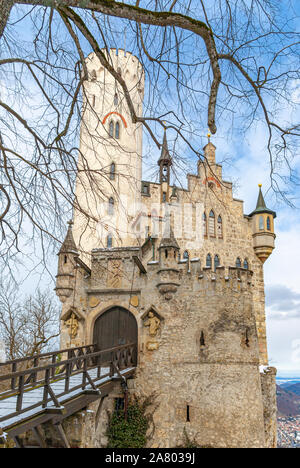 All'interno dei cancelli della winterly bellissimo Castello di Lichtenstein, Svevo, Baden-Württemberg, Germania. Foto Stock