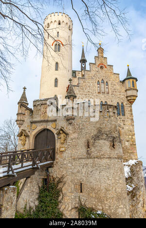 All'interno dei cancelli della winterly bellissimo Castello di Lichtenstein, Svevo, Baden-Württemberg, Germania. Foto Stock