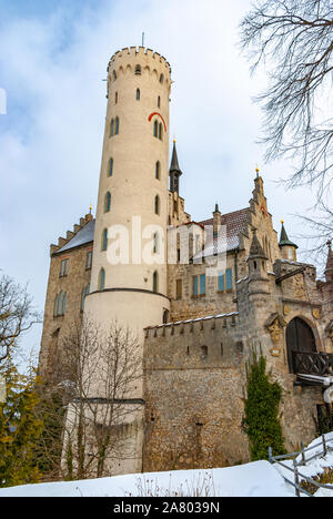 All'interno dei cancelli della winterly bellissimo Castello di Lichtenstein, Svevo, Baden-Württemberg, Germania. Foto Stock